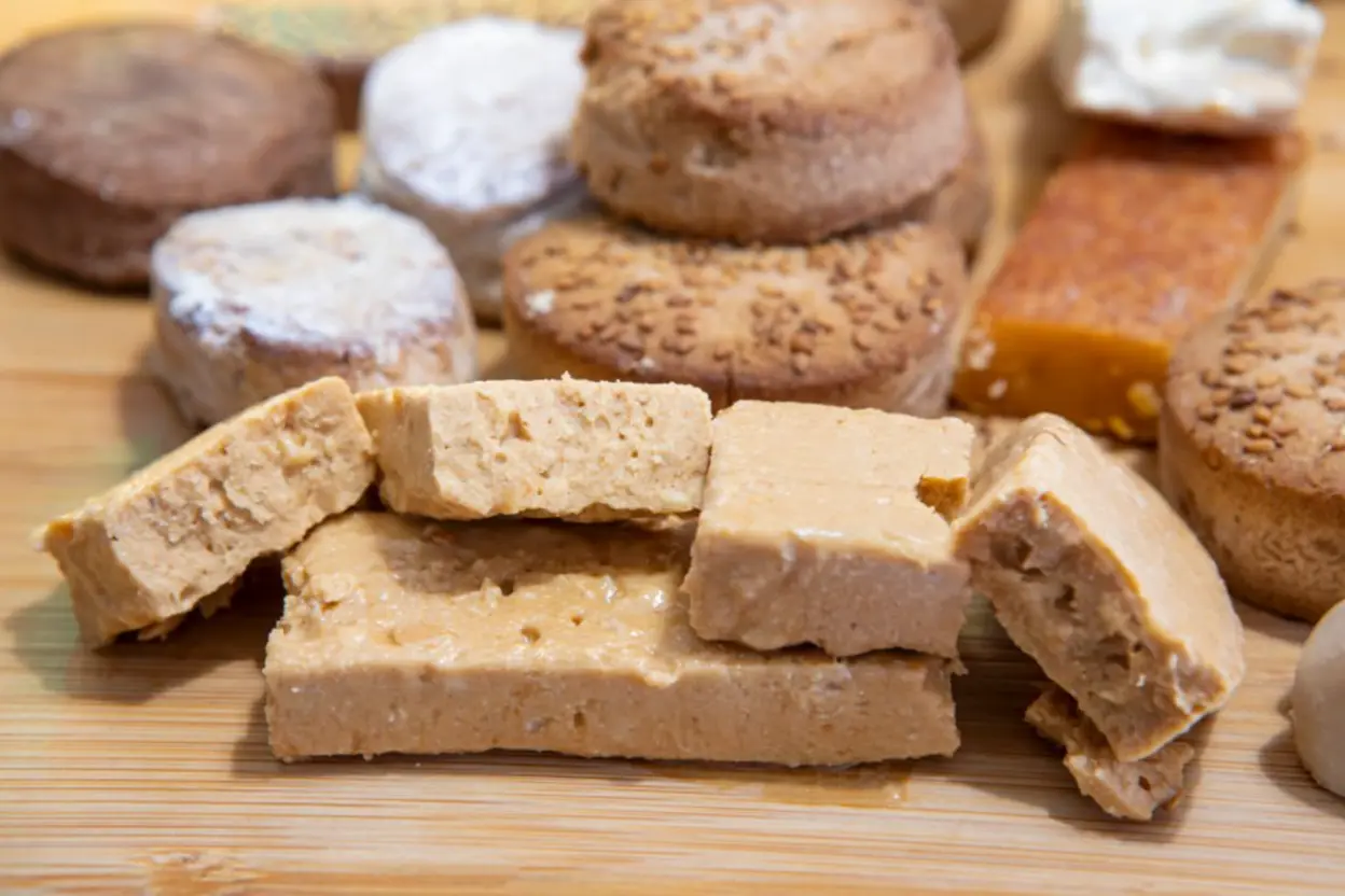 Variedad de turrones artesanos en mostrador de dulces en Sevilla