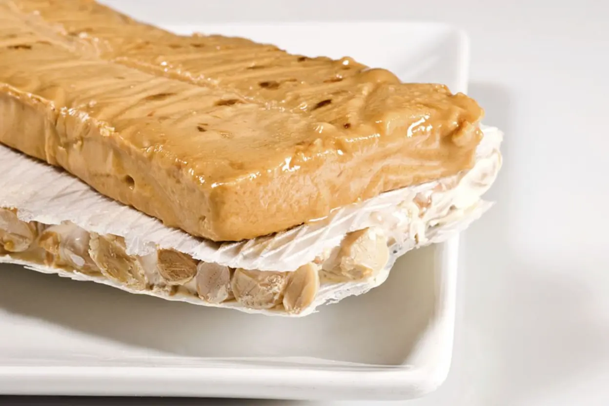 Turrón blando con crema de almendra en tienda de dulces de Sevilla